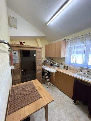 OG: Zimmer mit Infrarotkabine