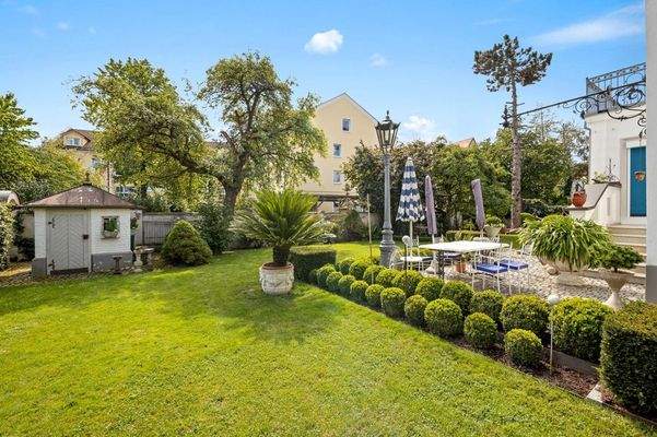 Gartenanlage mit Terrasse