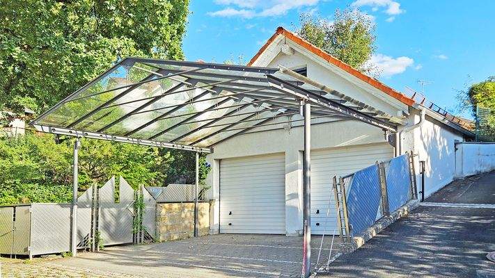 Doppelgarage und Carport!