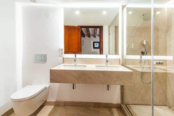 Eines von zwei Badezimmern