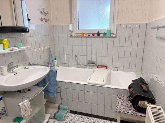 Tageslichtbad im EG mit Badewanne ...