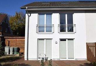 Südseite mit gepflasterer Terrasse