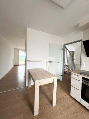 Küche mit Esstisch und Blick ins Wohnzimmer