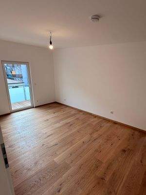 Teil des Schlafzimmer mit Zugang Balkon