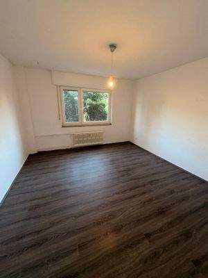 Leerer Raum mit Fenster