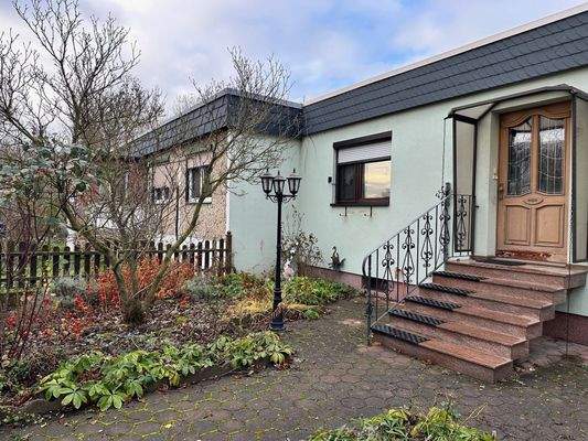 Vorgarten und Hauseingang