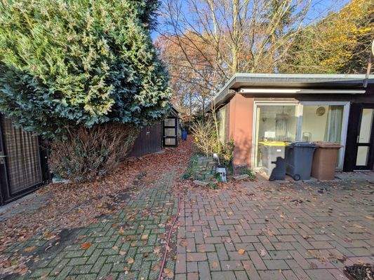 Blick zu den Nebengebäuden