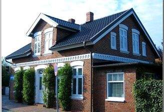 Blick zum Haupteingang von Süden