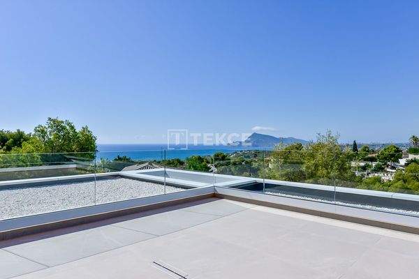 Detached Villa with Pool and Underground Parking in Altea Alicante