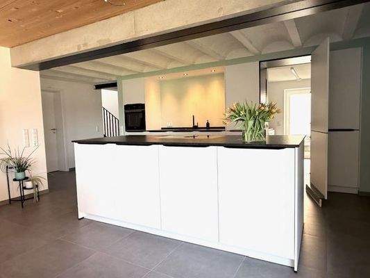 Küche mit Zugang zum Hauswirtschaftsraum