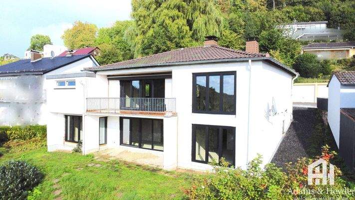 Gartenansicht Haus mit Terrasse & Balkon