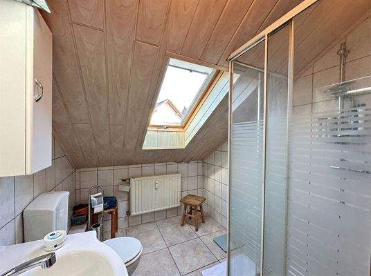 Tageslichtbad mit Dusche im Dachgeschoss
