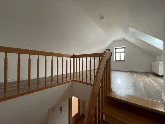 Dachzimmer mit Wohnzimmertür unten