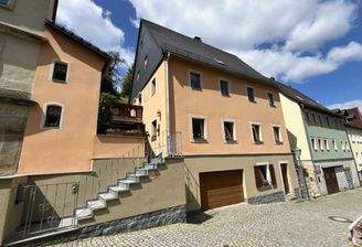 Ansicht mit Garage