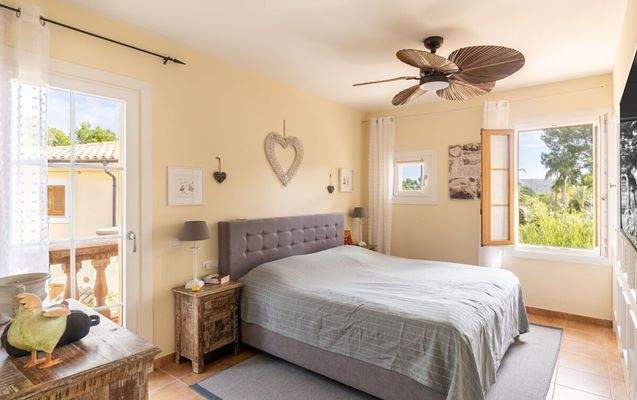 Hauptschlafzimmer mit viel Tageslicht