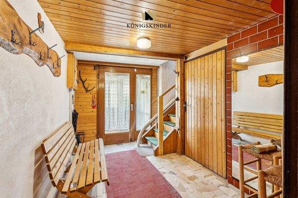 Einladender Eingangsbereich mit rustikalem Charme – der erste Eindruck zählt