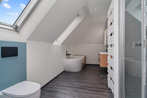 Bad mit Wanne und Dusche 7,11 m²