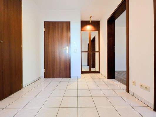 Zwei schöne Einbauschränke in der Diele