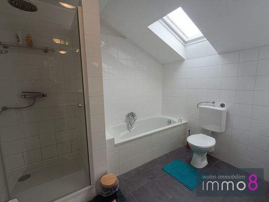 Bad mit Dusche und Wanne im Obergeschoss