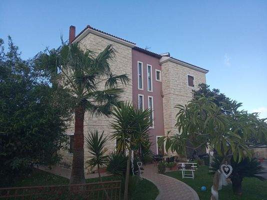 Kreta, Perivolia: Riesiges Anwesen mit Café und Swimmingpool in der Nähe des Zentrums von Chania zu verkaufen