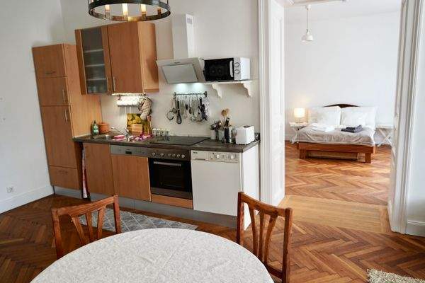 Küche mit Blick ins Schlafzimmer