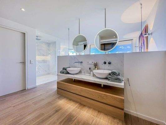 Master open Bathroom