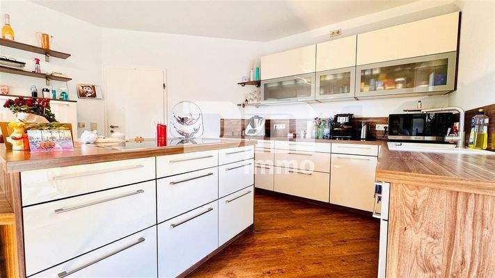 EG Küche mit Einbauküche / Zugang Terrasse