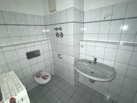 innenliegendes Badezimmer mit Wanne