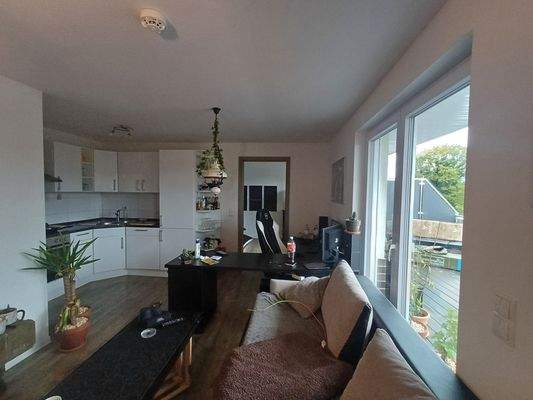 Wohnzimmer mit Balkonblick