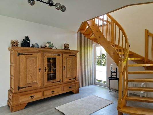 Diele und große Massivholztreppe