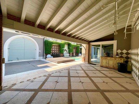 überdachte Parkplätze