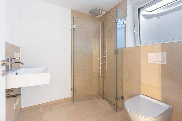 Duschbad  mit Fenster im Souterrain 