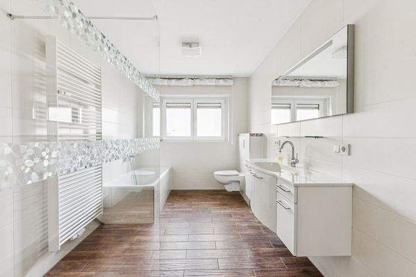 Modernisiertes Badezimmer mit Wanne und Dusche 