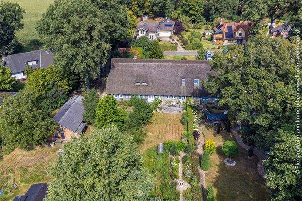 Vogelperspektive auf das Grundstück und die Umgebung