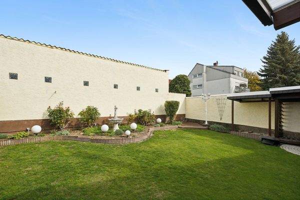 gepflegte und ruhige Gartenfläche