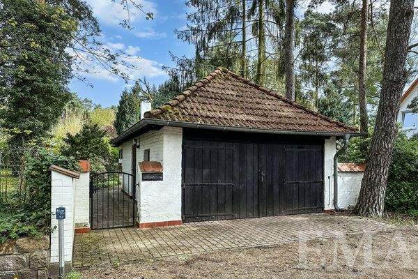 Garage und Zugang zum Haus