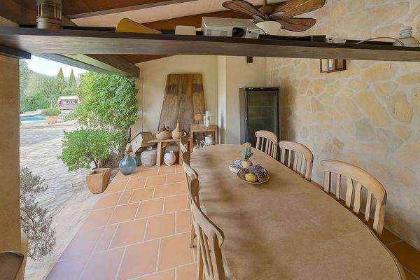 Überdachte Hauptterrasse