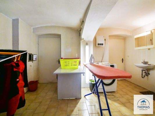 Kellerraum mit Dusche und Waschmaschinenanschluss Ansicht 2