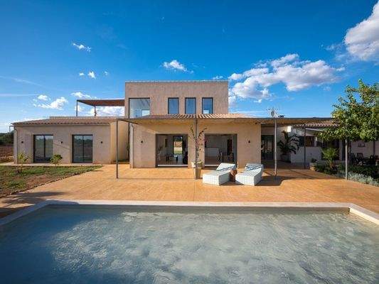 Hausansicht mit Pool