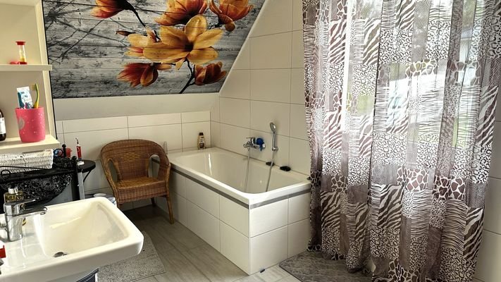 Badezimmer-Dusche + Wanne.jpg