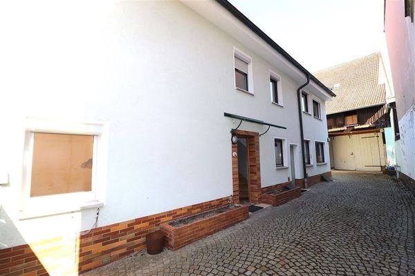 Südansicht mit Hauseingang und Hofzufahrt