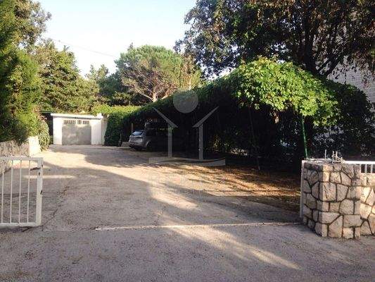 Zehn Stellplätze und eine Garage bieten viel Platz