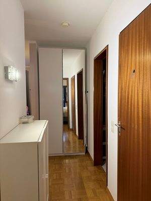 Flur mit Spiegel und Türen