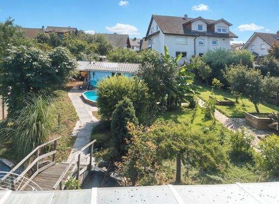 Gartenblick im Sommer (KI)