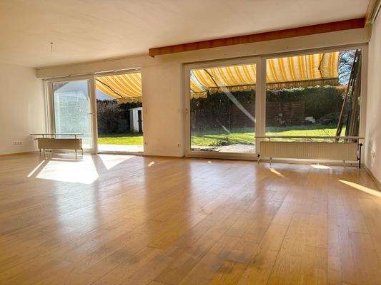 Heller, großzügiger Wohn- und Essbereich mit bodentiefen Fenstern