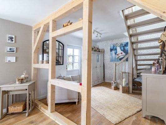 Dielenbereich mit Blick zur Eingangstür 