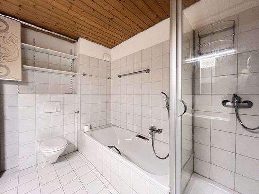 Bad mit Wanne und Dusche