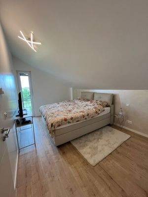 Rechte Seite: Zimmer 1 im OG…