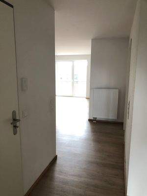 Heller Flur mit Holzboden