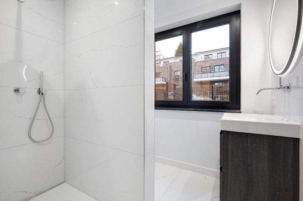 Duschbad mit Regendusche